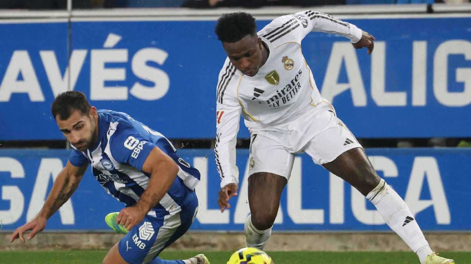 وصمة عار مطلقة.. قناة ريال مدريد تشن هجوما على حكم مباراة ألافيس 