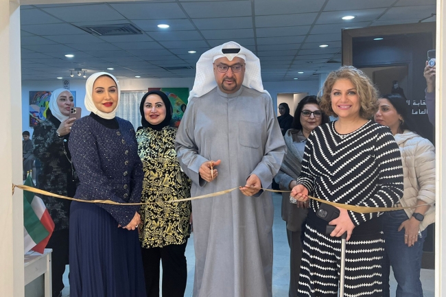 «تأملات سريالية» يستعرض أعمال طالبات كلية التربية الأساسية. نقابة الفنانين والإعلاميين تستضيف المعرض دعماً للمواهب الشابة 