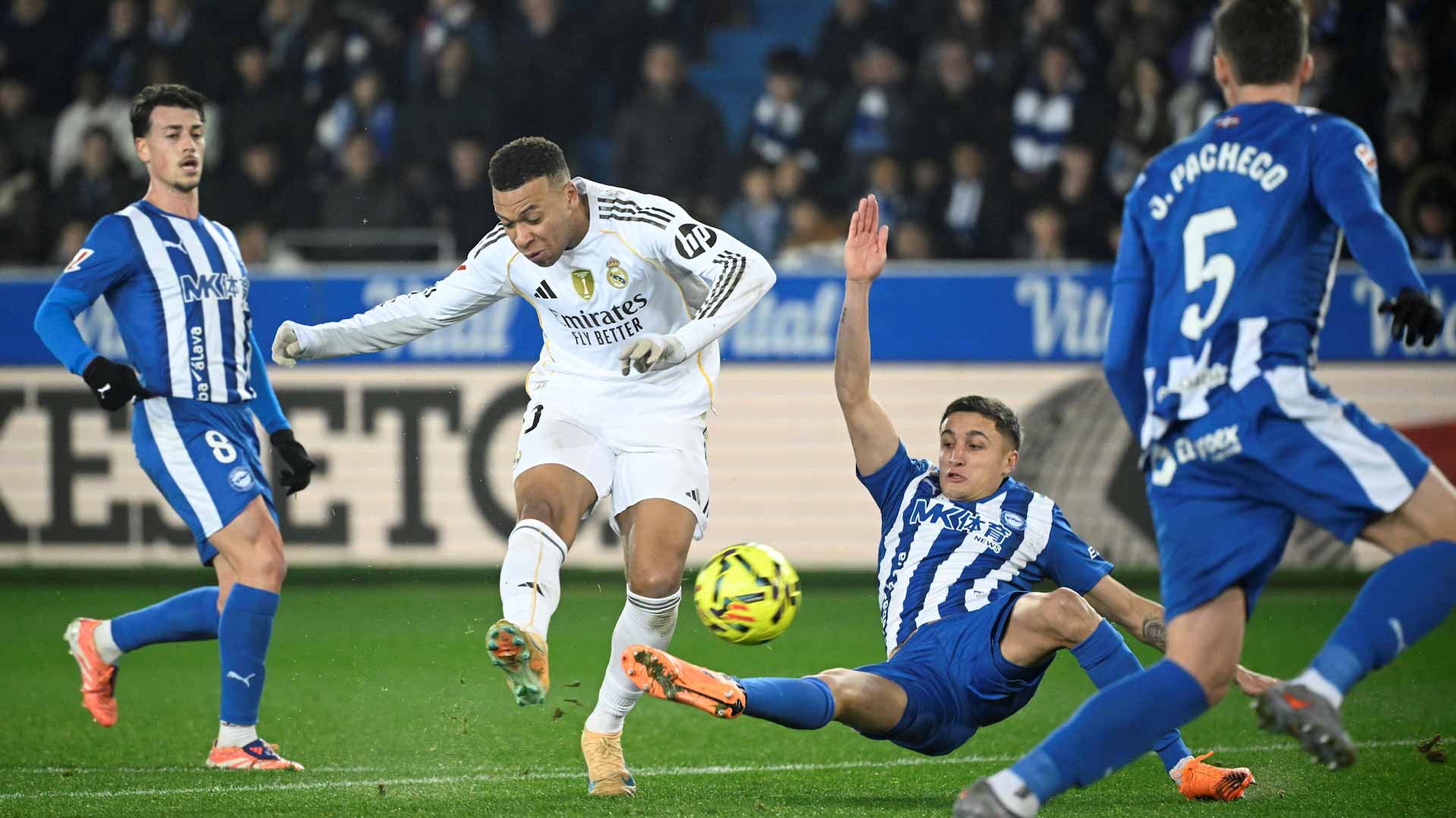 ريال مدريد يقلص الفارق مع المتصدر برشلونة في #الدوري_الإسباني 