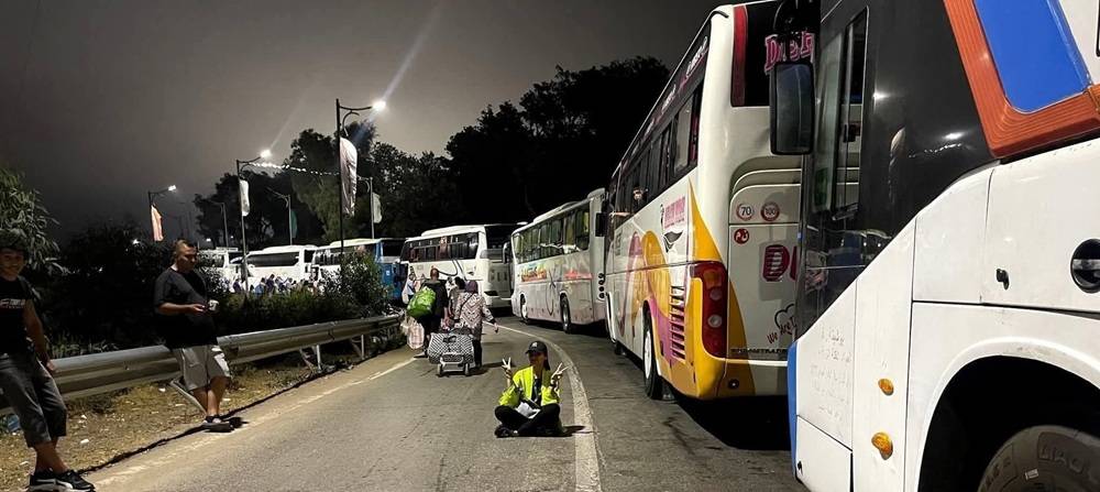 سياح جزائريون عالقون على الحدود مع تونس بلا إنذار. قرار مفاجئ بمنع عبور حافلات سياحية يشعل الفوضى والغضب، وربط الخطوة بـ"منحة السفر". عائلات تنتظر لساعات، ووكالات غاضبة فما الذي يحدث على المعابر؟ 