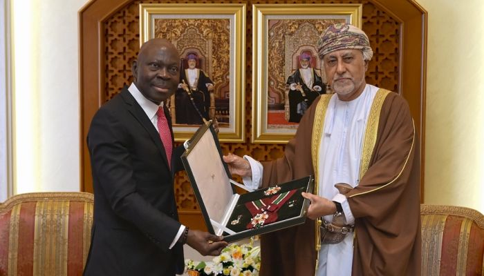 عاجل جلالة السُّلطان المعظم يُنعم بوسام (التكريم) لمدير عام منظمة العمل الدولية 