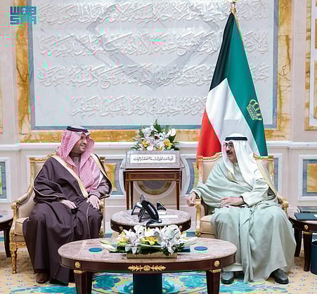 أمير دولة الكويت يستقبل سمو الأمير تركي بن محمد بن فهد. نقل تحيات خادم الحرمين الشريفين وسمو ولي العهد. تبادل التحيات والتمنيات بين القيادتين. استعرضا العلاقات الثنائية وسبل تطويرها. حضور رسمي من الجانبين السعودي والكويتي 