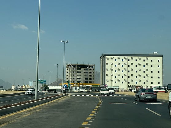 تجاوباً لمطالبات الأهالي"..فتح منعطف مروري عند تقاطع الحيلة بمحافظة محايل. استجابة مباشرة لمطالبات الأهالي والمسافرين. فتح اليوتيرن قبل موقع الاختناق المروري. تحسن جزئي في انسيابية الحركة. حلول تنظيمية إضافية قيد التنفيذ 