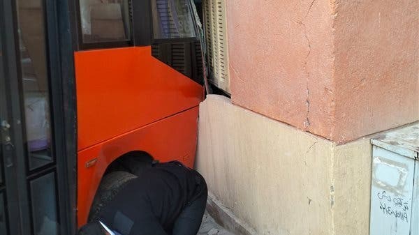 بسبب عطل في الفرامل.. حافلة مدرسية تقتحم منزل أسرة مصرية 