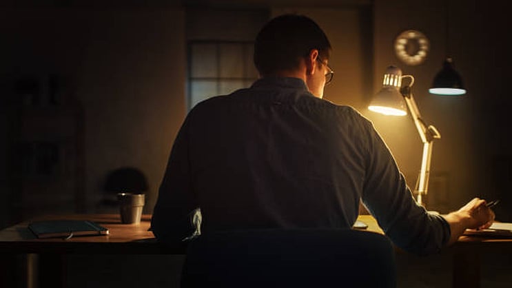 «النمر»: الجلوس الطويل يضاعف خطر أمراض القلب. الجلوس أكثر من 8 ساعات يوميًا يرفع خطر الإصابة بأمراض القلب. زيادة الخطر تصل إلى 20٪ مقارنة بمن يجلسون أقل من 4 ساعات. قلة الحركة اليومية ترتبط بأمراض القلب والأوعية الدموية 