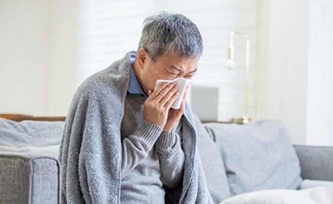 الالتهاب الرئوي يزداد شتاءً.. أعراض وتحذيرات. عدوى فيروسية أو بكتيرية تصيب الرئة وتنتقل بالرذاذ. خطر أكبر على كبار السن والأطفال ومرضى القلب والسكري. أعراض مقلقة: حمى، ألم صدري، بلغم ملوّن، ضيق تنفس. استمرار الأعراض يستدعي مراجعة الطبيب فورًا 