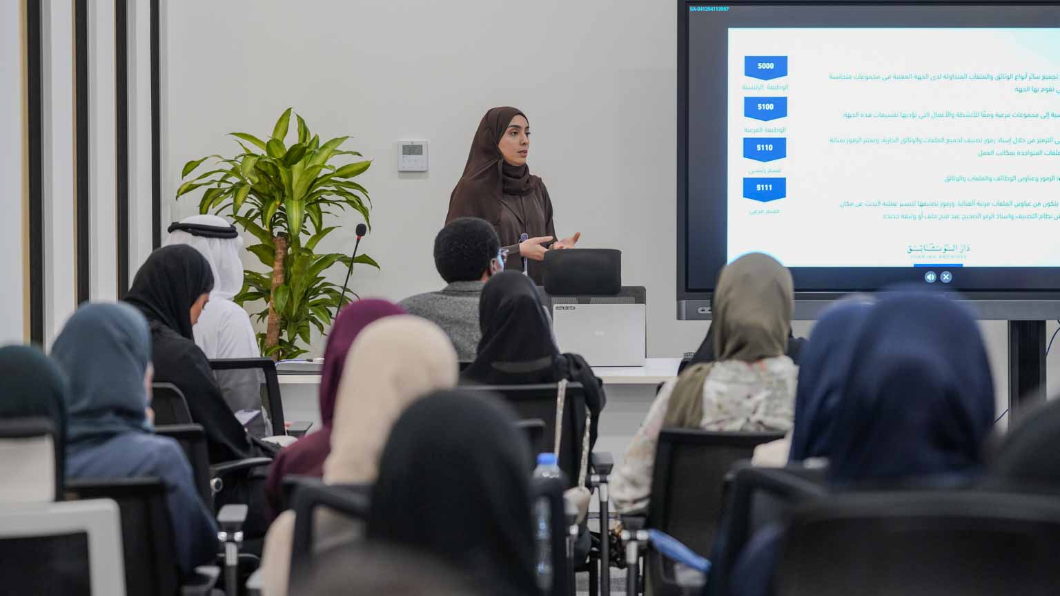 طلاب السوربون يطلعون على أحدث تقنيات إدارة الوثائق في #الشارقة 