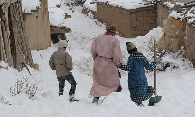 وأوضحت المديرية، في نشرة إنذارية من مستوى يقظة "أحمر"، أنه من المتوقع تسجيل تساقطات ثلجية (ابتداء من مرتفعات 1800 متر)، بمقاييس تتراوح ما بين 50 و80 سم، بعمالات وأقاليم الحوز ووزارات وخنيفرة وميدلت وأزيلال، وذلك ابتداء من الثلاثاء 