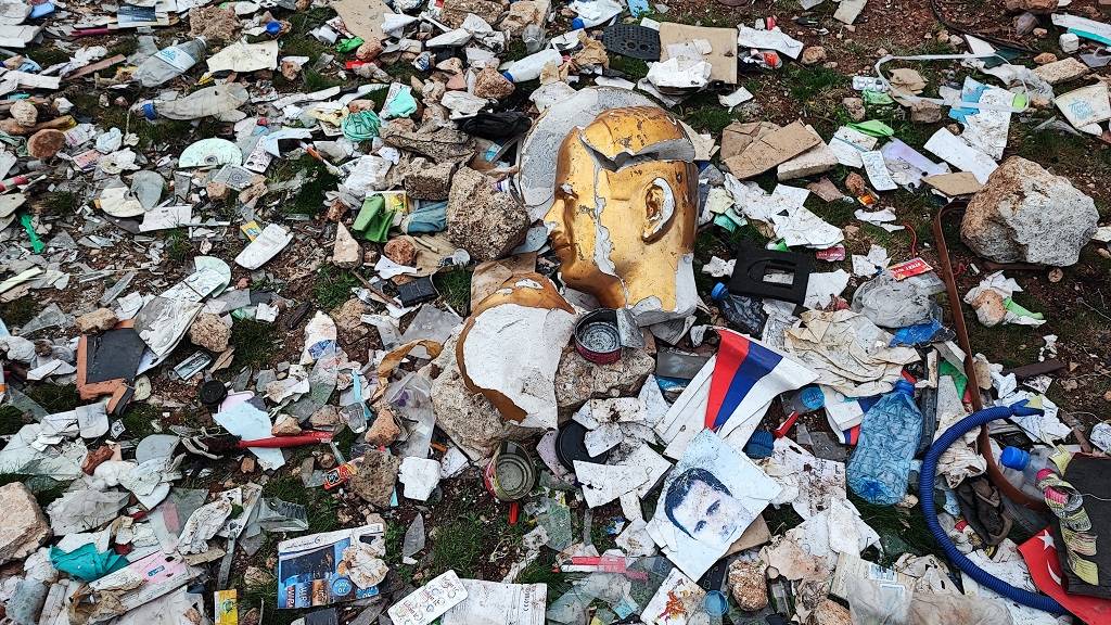 "منحبك يا بشار" بالأمس و"علم الثورة" اليوم! ما القصة وراء ظاهرة "المكوعين" و"التكويع" في سوريا بعد سقوط الأسد؟ 