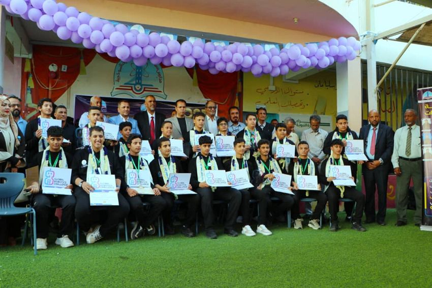 وزارة التربية والتعليم تحتفي بالطلاب الفائزين بالمركز الأول في تحديث الروبوتات العالمي عدن - سبأنت. احتفلت وزارة التربية والتعليم، اليوم، في العاصمة المؤقتة عدن، بطلاب مدارس "سماء عدن" و"النبراس"، بمناسبة تتويجهم بالمركز الأول في التحدي ا 