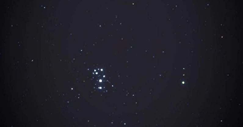 الليلة.. مشهد فلكي يُزيّن سماء المملكة والعالم العربي. نجم الشعرى اليمانية يتصدر المشهد كألمع نجوم السماء. تشكّل الشعرى اليمانية والشامية ومنكب الجوزاء «مثلث الشتاء». كوكب المشتري يلمع كنقطة بيضاء ثابتة وساطعة 