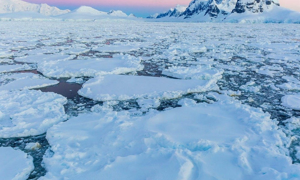 المنطقة القطبية الشمالية تسجّل أعلى معدل حرارة سنوي بتاريخ السجلات. ارتفعت درجات الحرارة بين أكتوبر 2024 وسبتمبر 2025 بمقدار 1,60 درجة مئوية أعلى من المعدل المسجل بين عامي 1991 و2020. العلماء يصفون هذا الارتفاع بأنه مقلق وغير مسبوق منذ آلاف السنين 