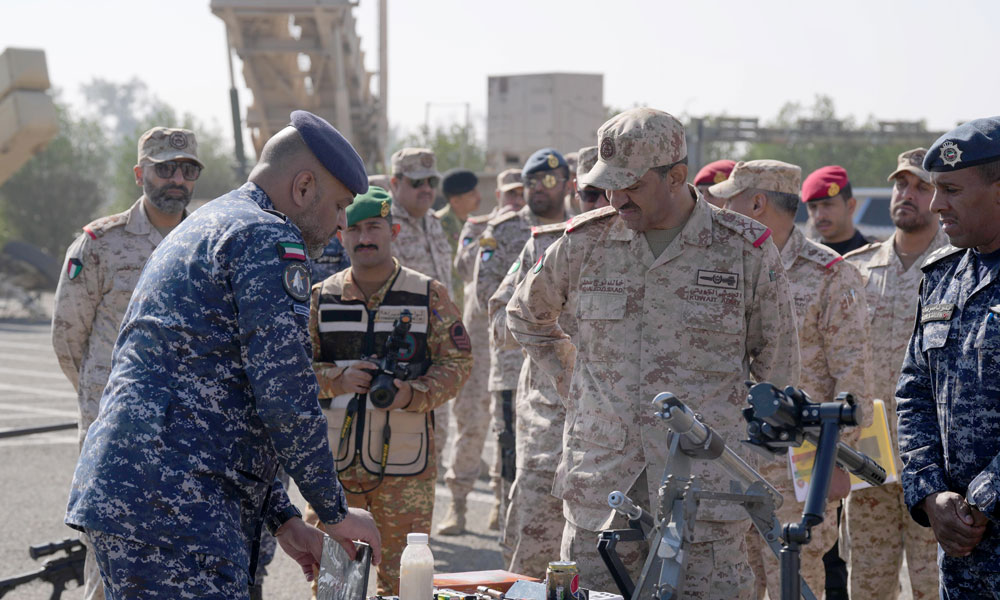 رئيس الأركان: التمارين الميدانية المشتركة ركيزة أساسية في تطوير القدرات القتالية. دعا خلال زيارته لواء التحرير الآلي 6 إلى العمل بروح الفريق الواحد والمحافظة على أعلى درجات الاستعداد بما يحفظ أمن الوطن واستقراره 