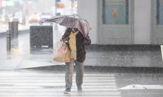 كما يرتقب أن تكون السماء غائمة مع نزول أمطار متفرقة بمنطقة السايس والشمال الغربي للأقاليم الجنوبية، فيما ستبقى الأجواء باردة نسبيا إلى باردة بالمرتفعات، والجنوب الشرقي وبالهضاب العليا، مع تساقطات ثلجية بقمم مرتفعات الأطلسين الكبير و المتوسط التي 