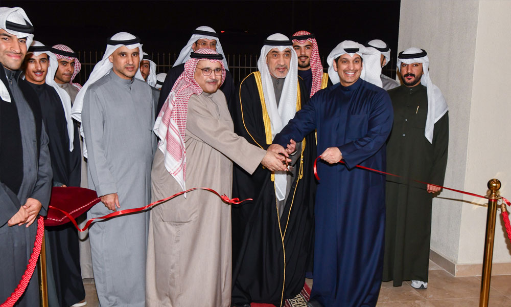 رئيس مجلس الوزراء بالإنابة يفتتح استاد نايف الدبوس ومجمع صالات الألعاب الجماعية بنادي الفحيحيل. وزير الشباب: المجمع يضم ملعبا يتسع لـ12 ألف متفرج وصالات رياضية وفق أعلى المعايير. يعزز جاهزية الكويت لاستضافة البطولات والمناسبات الرياضية 