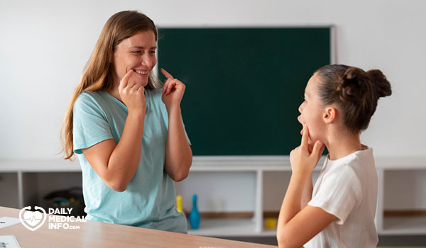 تأخر النطق عند الأطفال تعرفوا من التالي على أسباب هذه المشكلة الشائعة، والعلامات التحذيرية، وطرق العلاج والتدخل المبكر. 