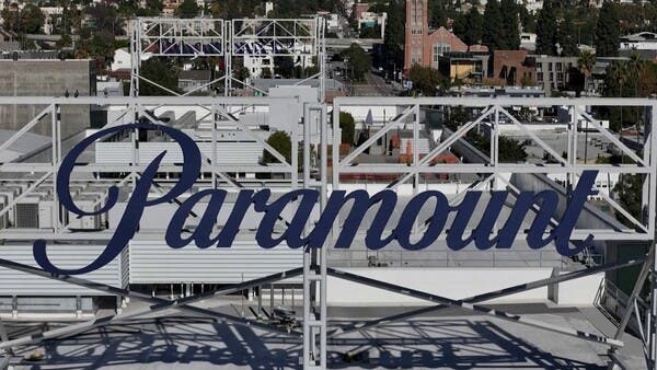 أسهم "باراماونت" تتراجع بعد رفض عرضها للاستحواذ على "وارنر بروس" 