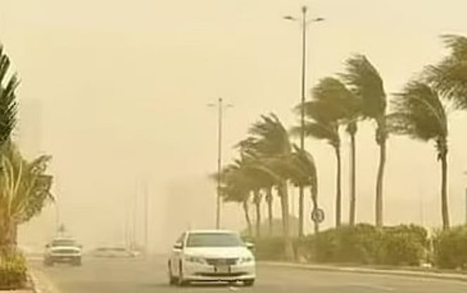 رياح شديدة على ينبع و الرايس.. و"الأرصاد" تُحذر من تدني الرؤية وارتفاع الأمواج. سرعة الرياح بين 50 و59 كم/ساعة. دعوة لأخذ الحيطة خاصة لمرتادي البحر. الحالة تبدأ 4 مساءً وتستمر حتى 2 صباحًا 