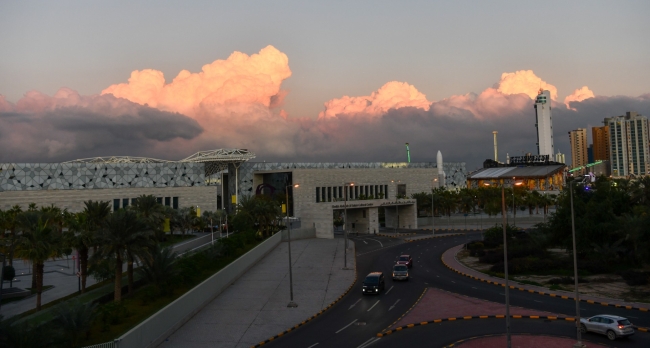 السحب تغطي سماء الكويت وتحولها إلى لوحة نابضة بالجمال 