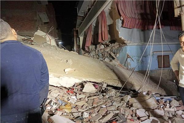 بالصور.. الحماية المدنية تواصل رفع أنقاض عقار المنيا المنهار.. عاجل 