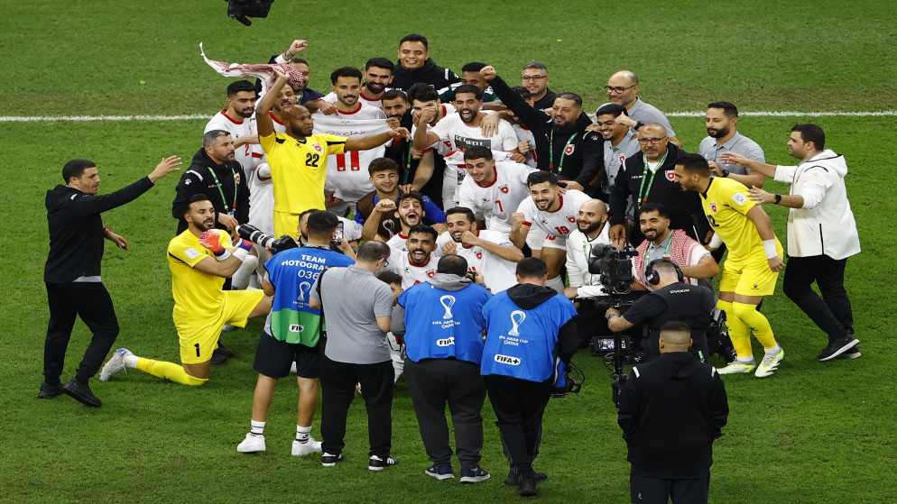 رسالة إلى لاعبي مُنتخبنا الوطنيّ.. عاجل. نعم، لقَد وصلَ تعلُّق الأردنيّ بكُم أقصى درجاتِ التعلُّق، ولا أعتقِد، حسبَ معرِفتي الصّلبة بالأردنيين، وتاريخهم، أنّهُم قد بلغوا هذه الدّرجة مِن التعلُّقِ 