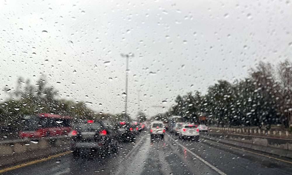 الأرصاد الجوية: أمطار متفرقة وغزيرة أحيانا حتى صباح غد وطقس البلاد مائل للبرودة نهارا وبارد ليلا في عطلة نهاية الأسبوع. توقعت استمرارها حتى الساعات الأولى من صباح غد الجمعة مع رياح تصل سرعتها إلى 60 كلم/ساعة 