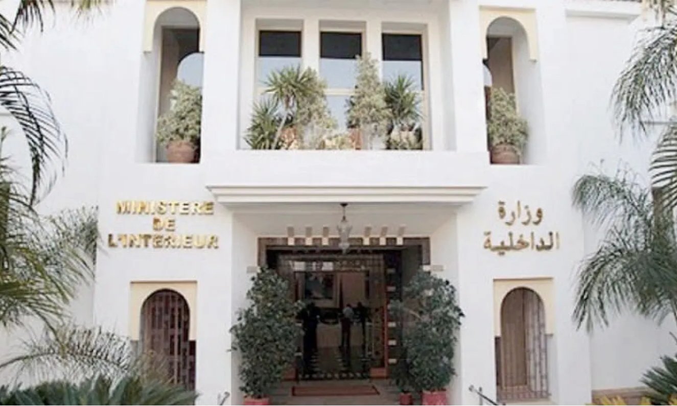 و لجأ هؤلاء إلى هذه الممارسات، بحسب مصادر مقربة من الملف، بغاية شراء السلم الاجتماعي داخل مجالسهم وضمان الولاءات السياسية، عبر تبديد المال العام في امتيازات غير قانونية، وذلك في سباق مع الزمن قبل حلول الاستحقاقات الانتخابية المقبلة 