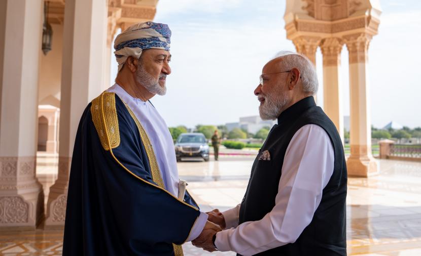 عاجل جلالة السلطان يمنح وسام عُمان لرئيس وزراء الهند 
