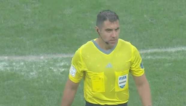 عاجل.. الأمطار الغزيرة تؤجل انطلاق الشوط الثاني من قمة الإمارات والسعودية 