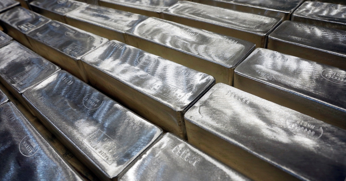 بضغط من صعود الدولار.. الفضة تبلغ ارتفاعا قياسيا والذهب يتراجع 