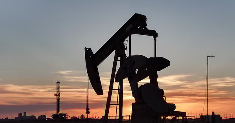 استقرار النفط مع ترقّب العقوبات ومخاطر الإمدادات. صعود خام برنت 0.5% إلى 59.99 دولارًا. ارتفاع غرب تكساس 0.7% عند 56.34 دولارًا. الأسواق تقيّم تأثير عقوبات أمريكية محتملة. مخاوف الإمدادات تدعم الأسعار 