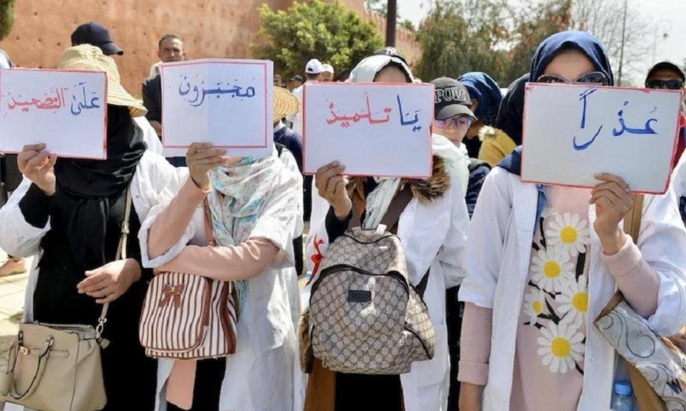 أوقفت شرطة السد القضائي المتواجد بمدخل مدينة أولاد تايمة،الخميس 18 دجنبر الجاري، الأستاذة نزهة مجدي، قبل أن يتم نقلها الى مخفر شرطة المدينة 