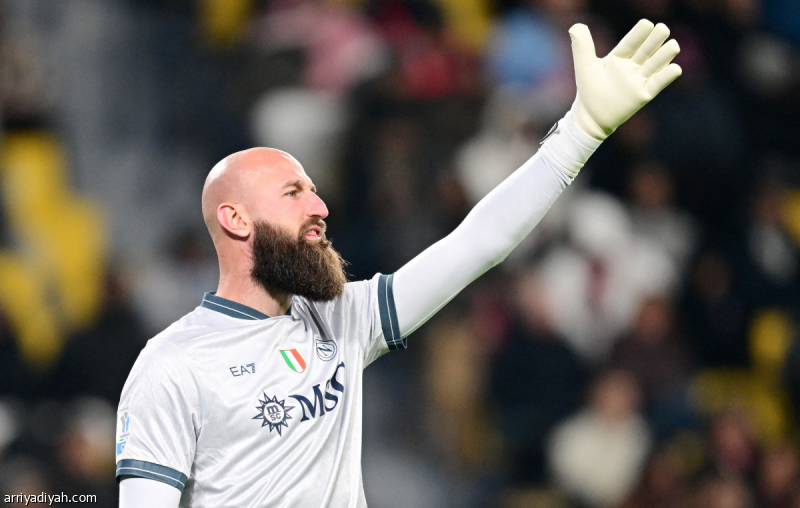 من مدرجات «الأول بارك».. نجم الهلال يراقب حارس #نابولي 