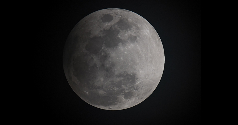 بأمر تنفيذي.. ترامب يؤكد هدف عودة الأميركيين إلى القمر في 2028 