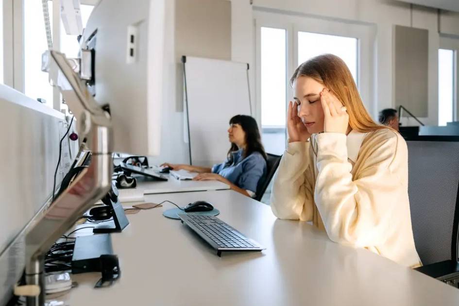 قواميس 2025 تختار كلمات مثل استدراج الغضب ومحتوى الذكاء الاصطناعي الرديء ووهم الألفة كمؤشر على نفور متزايد من إنترنت يُصمَّم لإثارة الغضب واستنزاف المعنى... فهل صارت "كلمات العام" شهادة إدانة لحالة الإنترنت أكثر من كونها رصداً للواقع؟ 