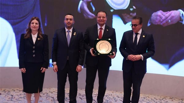 فيتو.. رئيس هيئة الرقابة الصحية يتسلم جائزة الطبيب العربي لعام 2025 