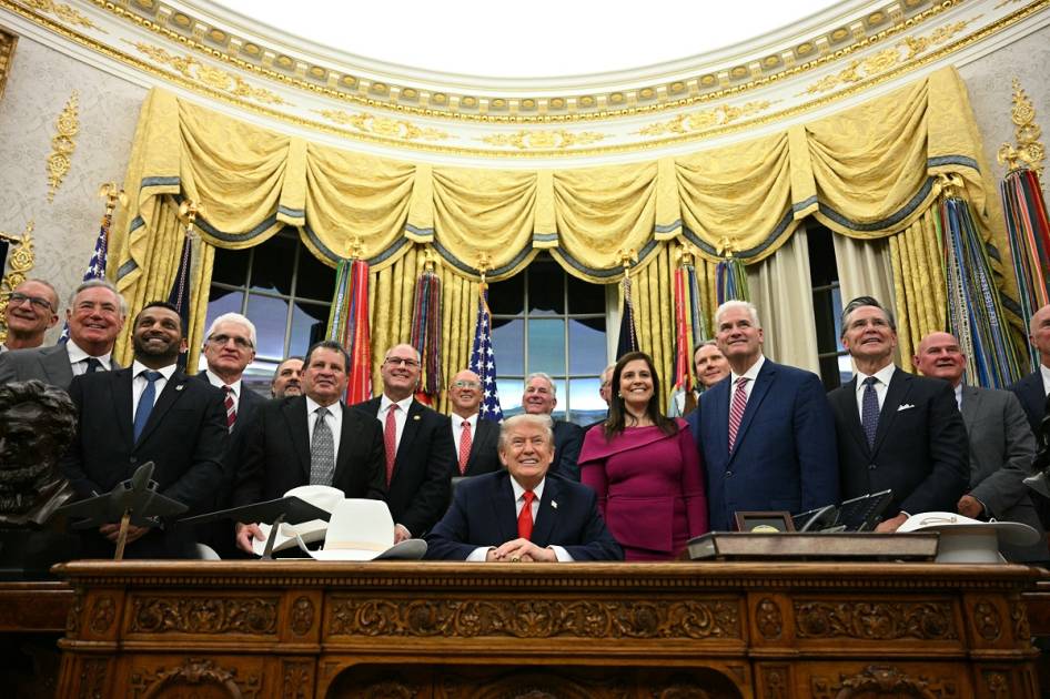 من المكتب البيضاوي خرجت قرارات غيّرت مسار الولايات المتحدة والعالم، ليصبح المكان رمزاً للسلطة الرئاسية، والبروتوكول، وصناعة القرار الأميركي... فلماذا تحوّل المكتب البيضاوي إلى أيقونة للنفوذ السياسي العالمي؟ 