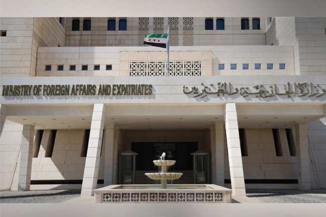 سورية تُرحب بإنهاء عقوبات «قيصر»: مدخل لإعادة البناء والتنمية. دعت جميع السوريين إلى الإسهام في جهود النهوض الوطني. جددت دعوتها للمستثمرين من الخارج والداخل لدراسة فرص الاستثمار 