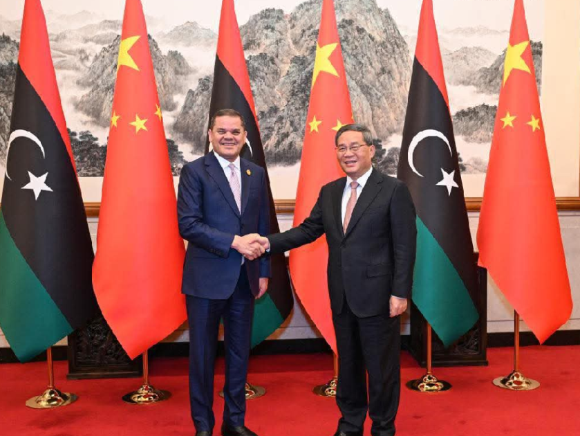 الصين تعيد تنشيط حضورها في ليبيا وتوسّع نفوذها نحو طبرق. بكين أعادت افتتاح سفارتها بطرابلس وبدأت في تنفيذ مشاريع تشمل مصفاة نفط ومطار وربط سكك حديد مع مصر... فهل سيغيّر النفوذ الصيني موازين القوة في شمال أفريقيا؟ 