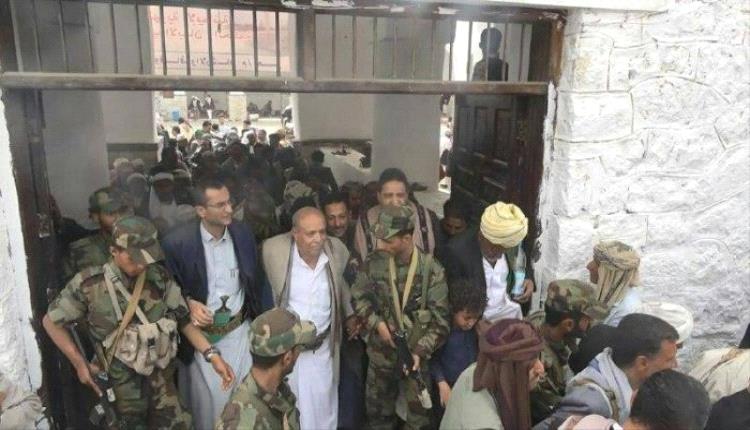 أقدمت مليشيا الحوثي الإرهابية على اقتحام مسجد ومركز الفرقان للقرآن الكريم في منطقة محطب بمديرية السياني جنوب محافظة إب بعد أن دفعت بعشرات المسلحين إلى داخله، وشرعت في طرد طلاب وطالبات تحفيظ القرآن بالقوة #اليمن 