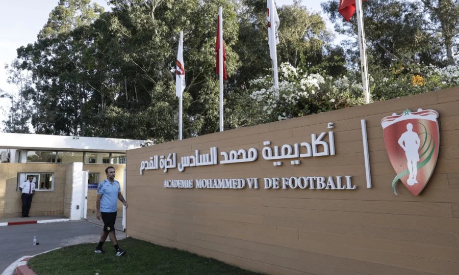 ولاحظت ذا تايمز أن المنتخب الوطني المغربي الحالي، الذي يشرف على تدريبه وليد الركراكي، يضم في صفوفه لاعبين تخرجوا من أكاديمية محمد السادس، من بينهم نايف أكرد، اللاعب السابق لوست هام يونايتد، وعز الدين أوناحي، ويوسف النصيري 