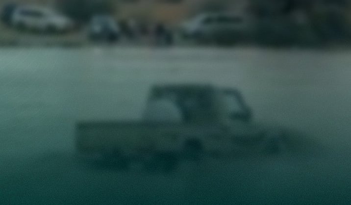 المرور السعودي يحذر من عبور الشعاب أثناء الجريان في رماح. رصد قائد مركبة يعبر شعابًا جارية ويعرض حياته ومرافقيه للخطر. إجراءات نظامية تُطبق على المخالف. الغرامة تصل إلى 10,000 ريال، مع دعوة الجميع للالتزام بالإرشادات حفاظًا على الأرواح والممتلكات 