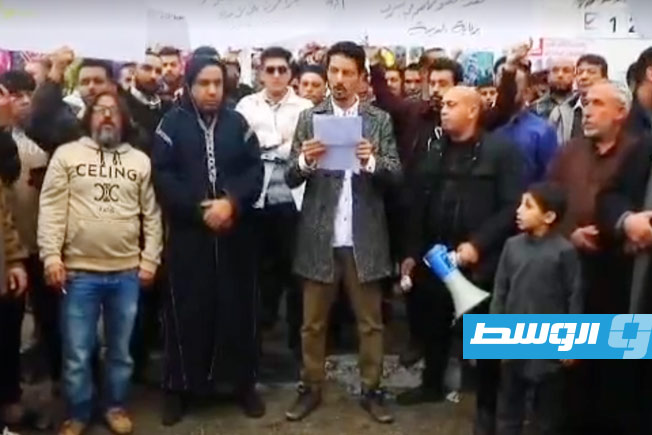 عاجل | 5 مطالب للمتظاهرين في مصراتة منها دعوة البعثة الأممية لتسريع الحوار والوصول إلى انتخابات #الوسط 