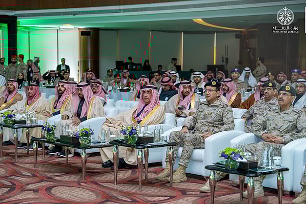 وزارة الدفاع تدشّن برنامج التحول المهني للعسكريين بعد التقاعد. تأهيل وتمكين العسكريين للانتقال إلى المسارات المدنية. 4 مسارات تشمل التوعية، التدريب، التوظيف، وريادة الأعمال. تحويل الخبرات العسكرية إلى قيمة اقتصادية مستدامة 