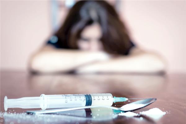 الأم تكتشف إدمان ابنتها على يد زوجها.. وتلجأ للقضاء لحماية أحفادها 