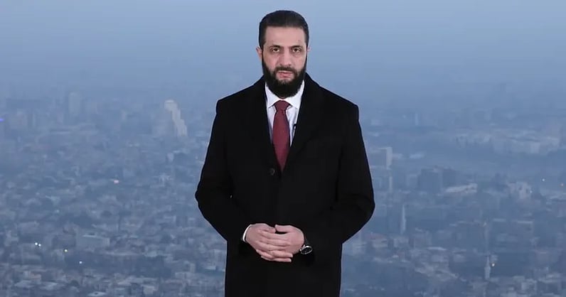 «ذهب زمن الوجع».. الشرع يهنئ الشعب السوري برفع العقوبات عن البلاد. وصفه بـ«اليوم التاريخي» لسوريا بلا عقوبات. شكر صبر وتضحيات السوريين خلال السنوات الماضية. توجيه الشكر لترامب وقادة دول دعموا رفع العقوبات. التأكيد: بدأ زمن البناء بعد زمن الوجع 