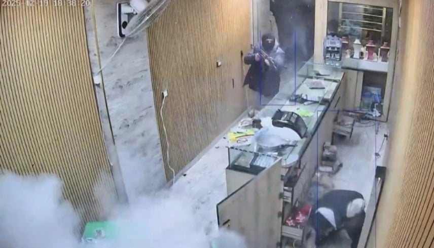 حلب: ملثمان يقتحمان محل ذهب ويُسقطان قتيلين والأمن يلاحقهما 