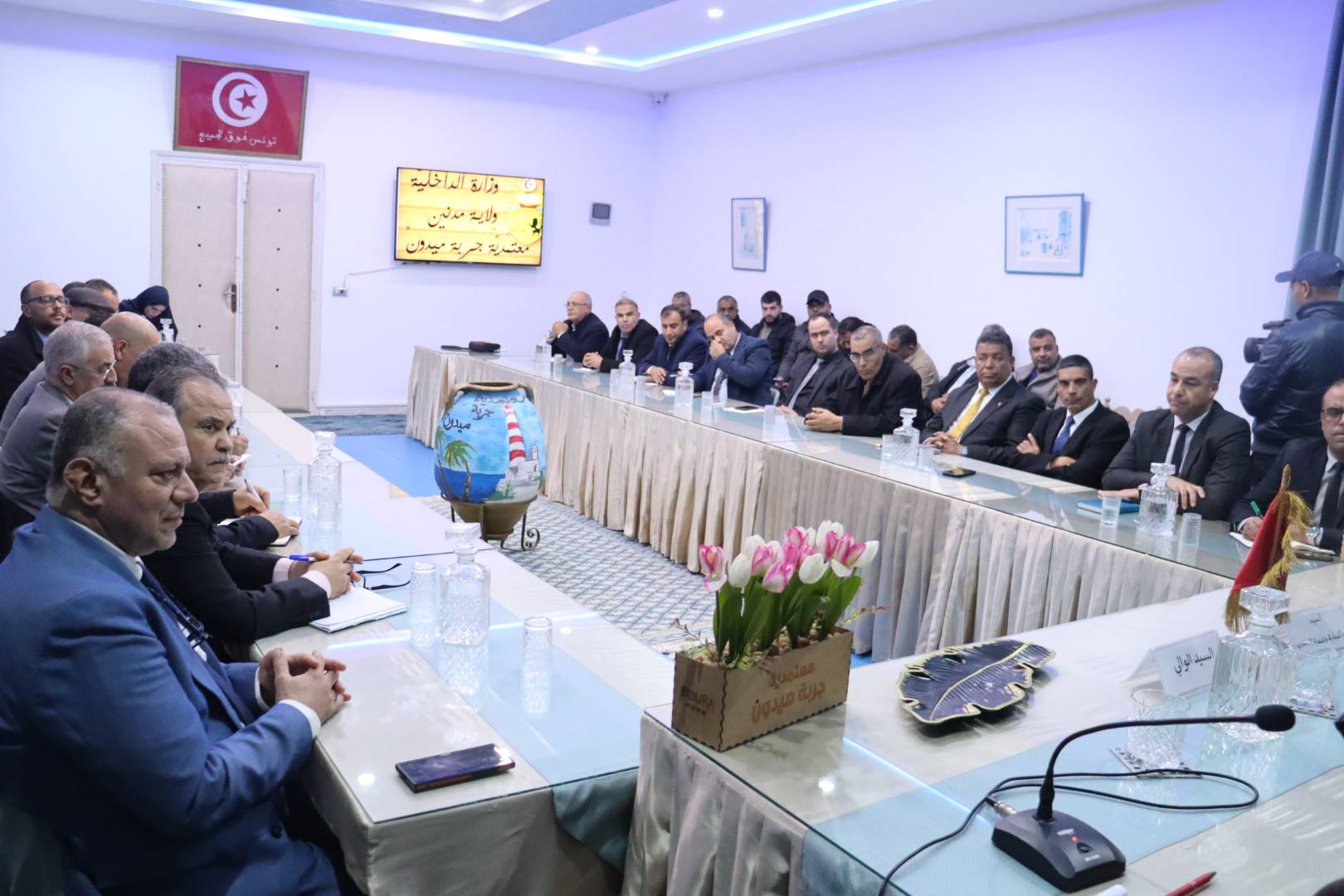 وزير التجارة يتابع موسم جني الزيتون ومشاغل الفلاحين واصحاب المعاصر وتنفيذ اجراءات تخزين الزيت وترويجه 