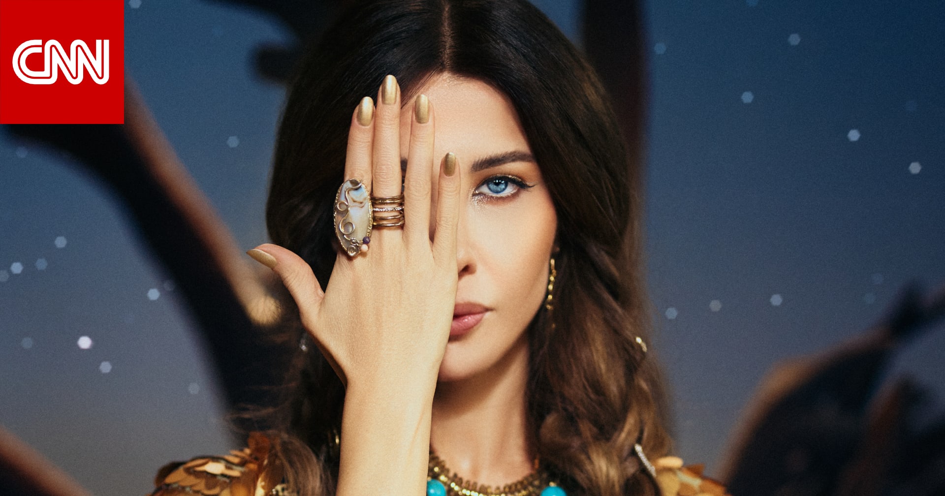 موضة شرقية بروح أوروبيّة معاصرة.. إطلالات نانسي عجرم في كليب "سيدي يا سيدي" بين الصحراء والأزياء المستوحاة من ثقافات عربية متنوّعة 