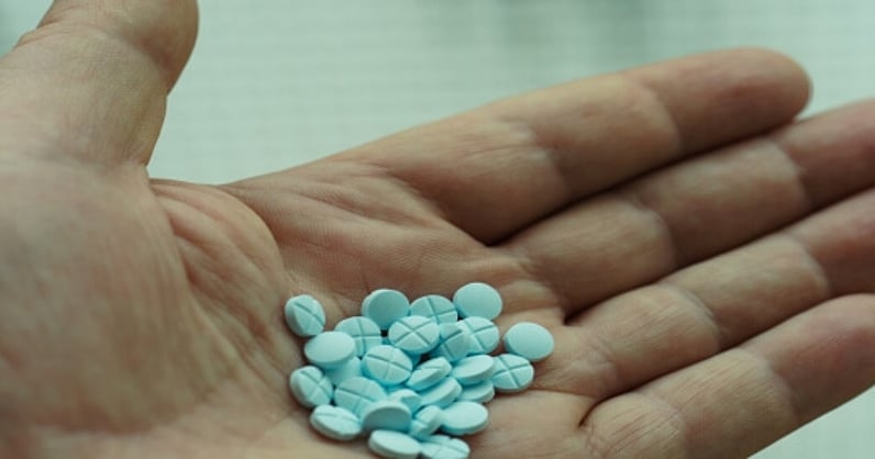 د.النمر يحذّر: إيقاف أدوية ما بعد الجلطة أخطر من عدم استخدامها. يؤكد أن أول 30 يومًا بعد الجلطة القلبية مرحلة حرجة. يحذر من إيقاف العلاج دون استشارة طبية. يشدد على الالتزام بالخطة العلاجية لتجنب مضاعفات خطيرة 